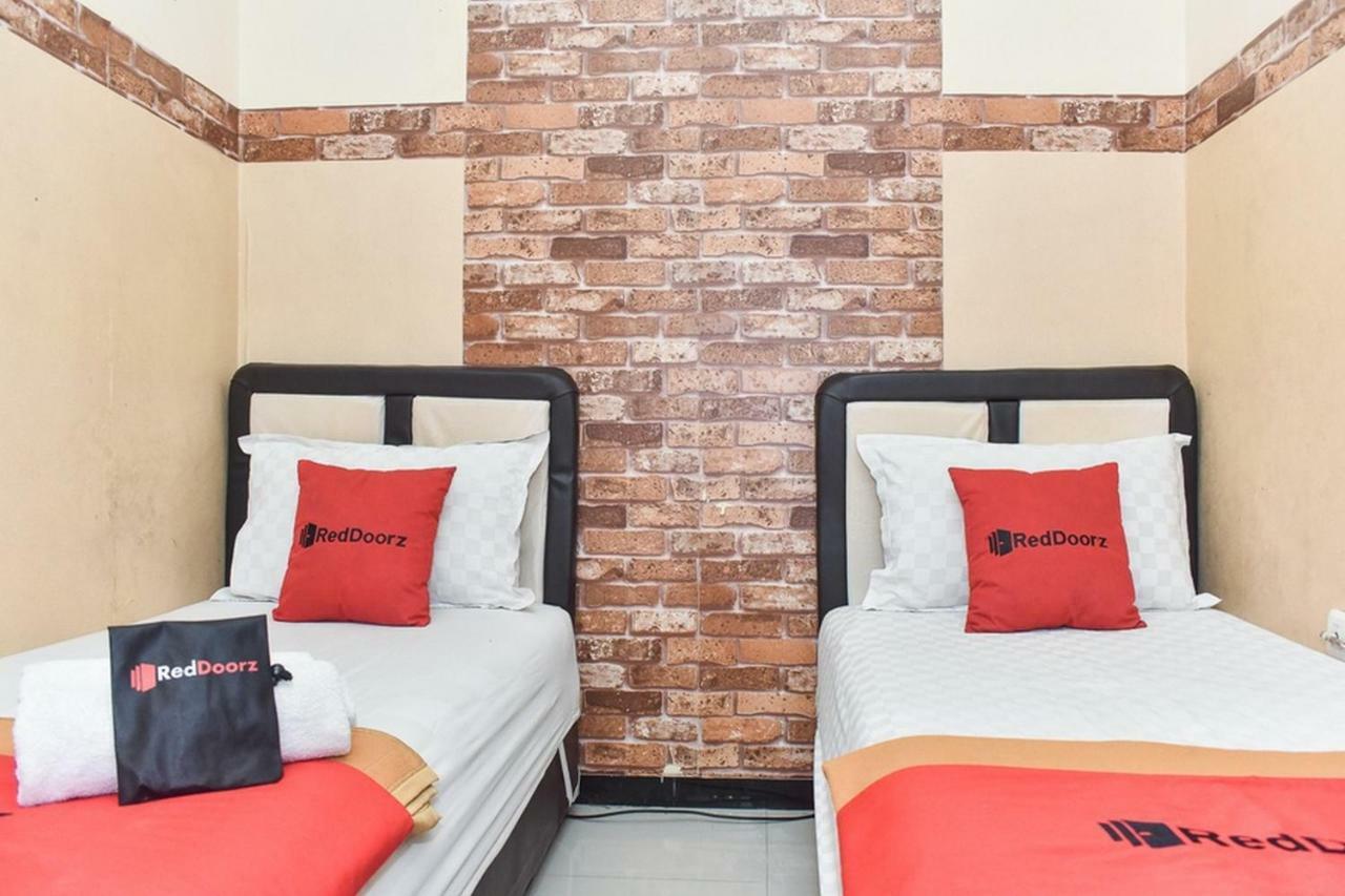 Hotel RedDoorz near Stasiun Kota Baru Malang Zewnętrze zdjęcie